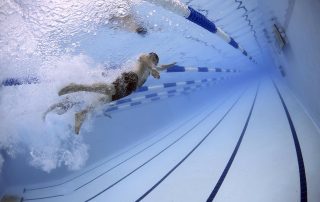 8 výhod, kvôli ktorým by ste mali začať pravidelne plávať