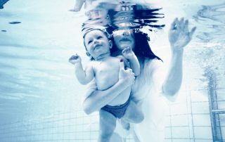 Plávanie v tehotenstve: Výhody, rady, riziká